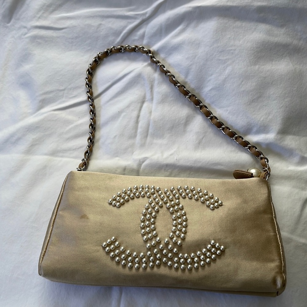 CHANEL vintage satin bag/pearl detail. 1 small stain which can be removed.